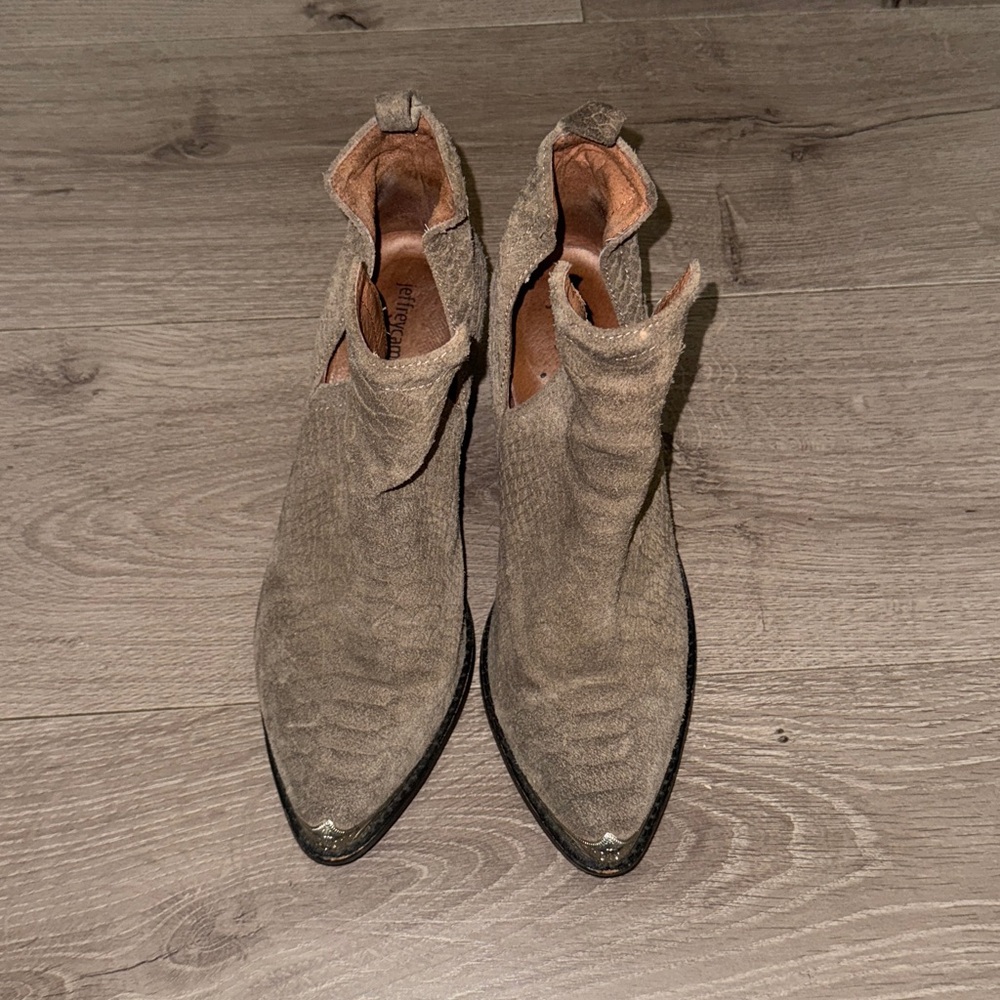 Jeffrey Campbell Side Slit Bootie 7.5
Can fit 8